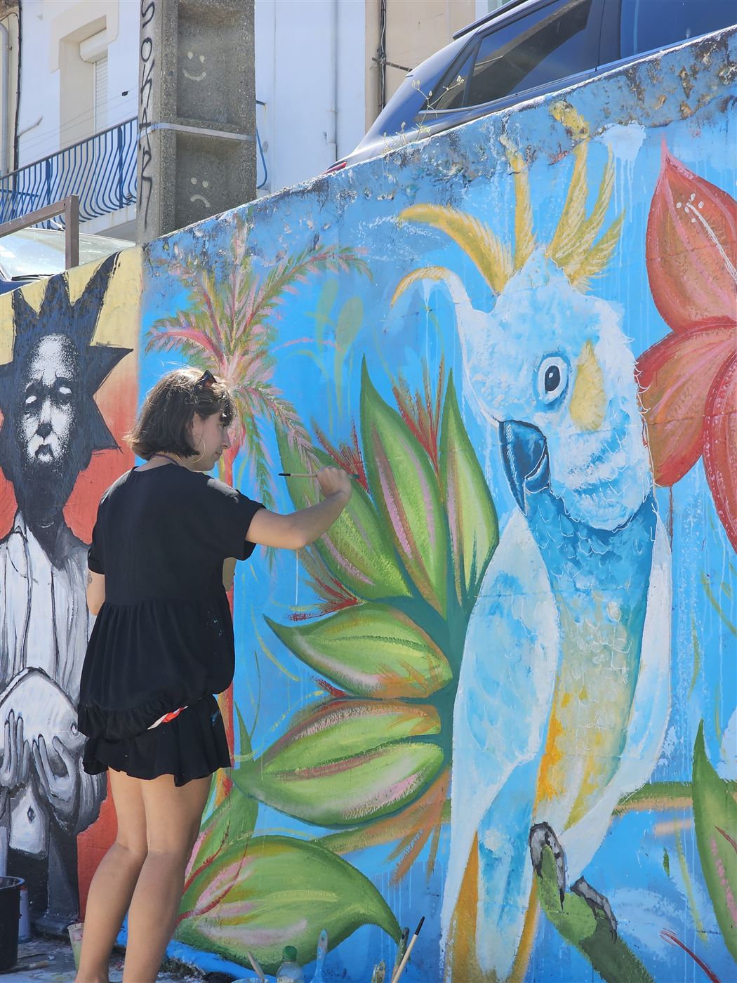 Artiste peignant un cacatoès place de l'Hospitalet, juin 2026