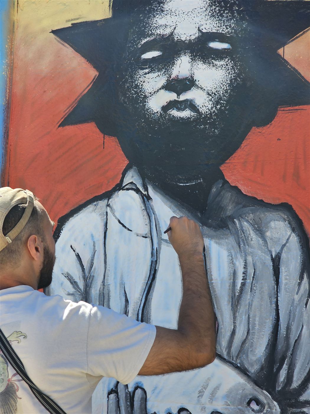 Artiste finalisant un portrait noir et blanc