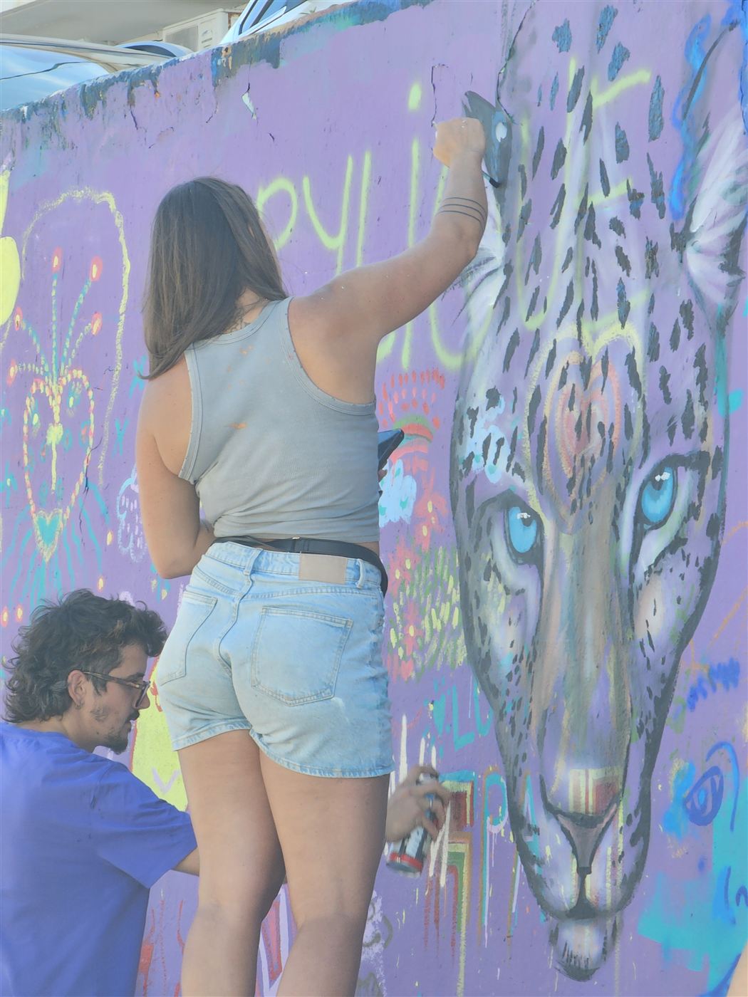Trois artistes du collectif YAP peignant une fresque à plusieurs mains