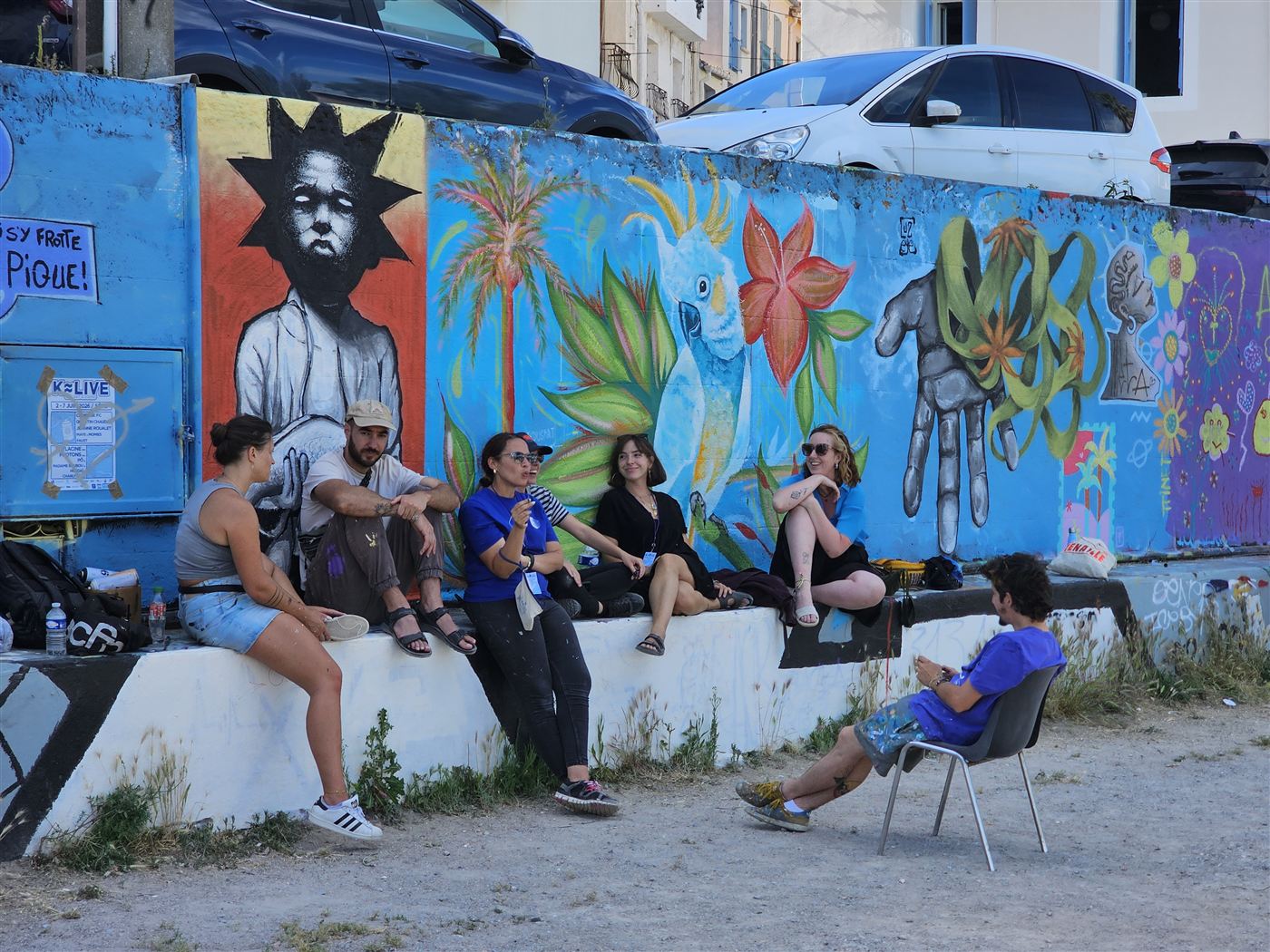 Artistes et participants réunis devant la fresque terminée du Pic Nic 2026
