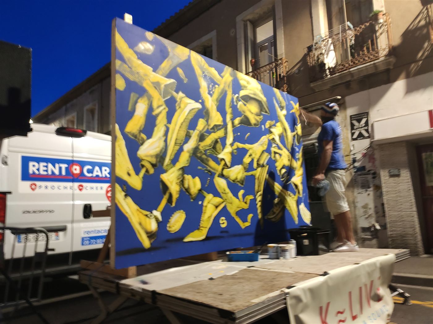 Live painting de nuit en jaune et bleu dans une rue, juillet 2020